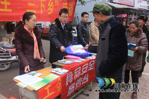 泸县百和镇：“三下乡”活动“摆”出“实惠摊”(图1)