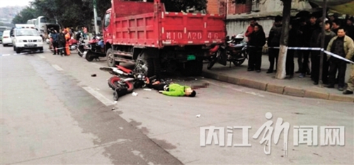 飙赛摩飙上天堂！内江小伙撞上大货车当场出脱(图1)