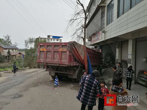 自贡货车半夜闯入民房&nbsp;被“困”7个月没挪窝(图2)