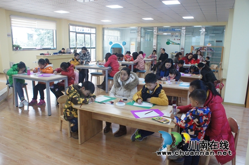 童趣亲情&nbsp;合江少儿图书馆开展亲子贺卡制作活动(图1)