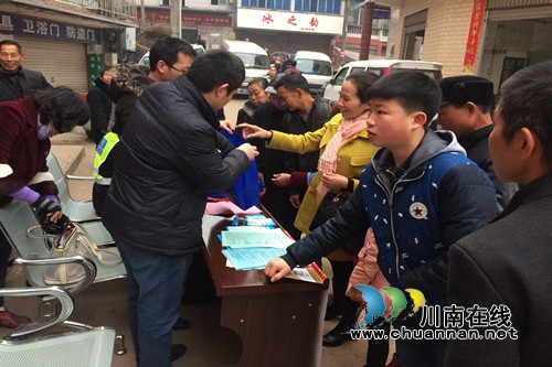 合江大桥司法所开展返乡农民工法治宣传(图1)