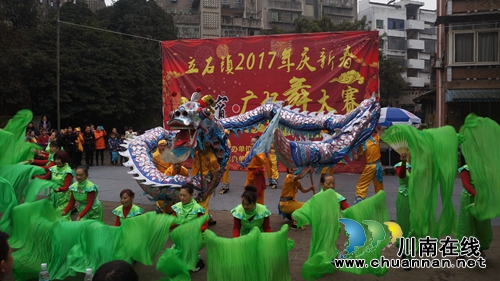 泸县立石镇:龙舞闹春 喜迎元宵(图1) 泸县立石镇:龙舞闹春 喜迎元宵(图1)