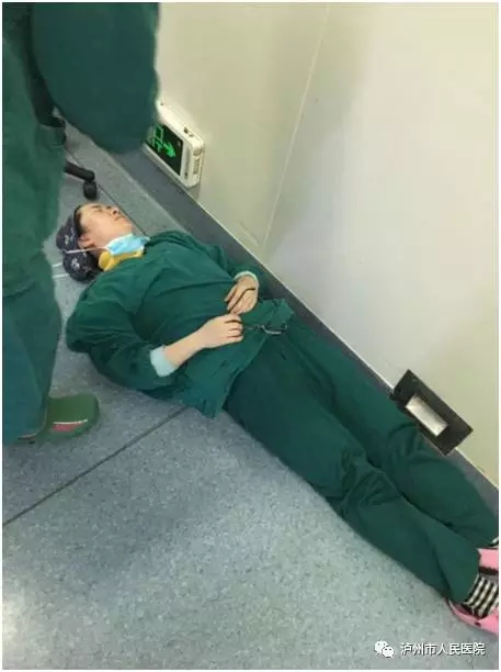 泸州医生元宵连续抢救病人20小时 累倒手术室(图1) 泸州医生元宵连续抢救病人20小时 累倒手术室(图1)
