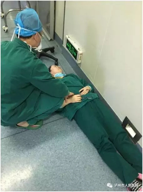泸州医生元宵连续抢救病人20小时 累倒手术室(图2) 泸州医生元宵连续抢救病人20小时 累倒手术室(图2)