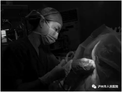 泸州医生元宵连续抢救病人20小时 累倒手术室(图3) 泸州医生元宵连续抢救病人20小时 累倒手术室(图3)