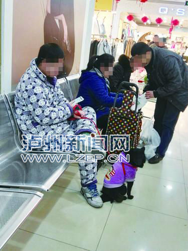 泸州不文明行为曝光：穿睡衣带狗逛商场不雅(图1)