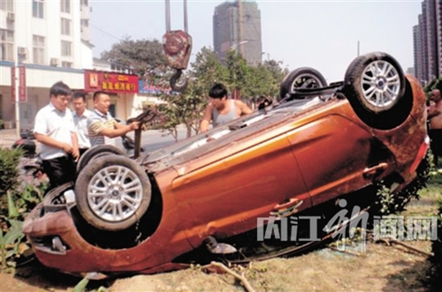 醉酒驾车撞上民房翻下桥 内江男又遭拘役又罚款(图1) 醉酒驾车撞上民房翻下桥 内江男又遭拘役又罚款(图1)