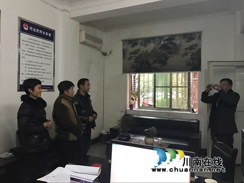 泸县喻寺司法所:倾情化解赔偿纠纷 拍照留影过大年(图1) 泸县喻寺司法所:倾情化解赔偿纠纷 拍照留影过大年(图1)