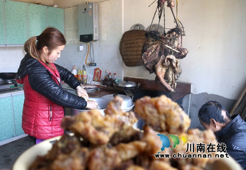 新春送好礼！泸州龙马潭区委宣传部慰问贫困户(图2)