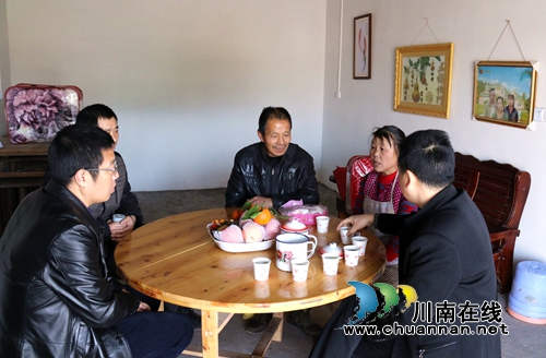 新春送好礼！泸州龙马潭区委宣传部慰问贫困户(图3)