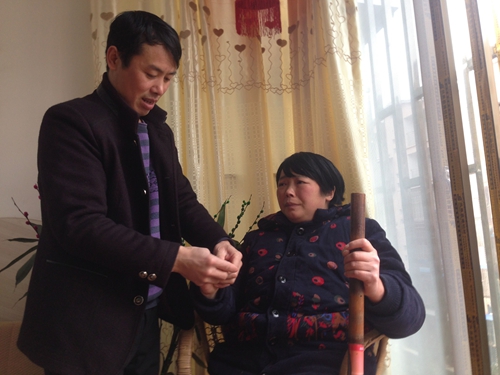 泸州好人杨中务:不离不弃伴病妻(图1) 泸州好人杨中务:不离不弃伴病妻(图1)