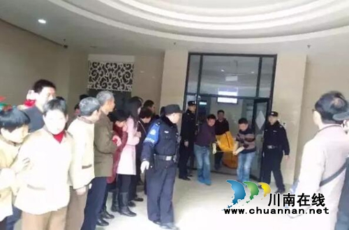 情人节变“情人劫”!泸州一男一女裸死小区屋(图2) 情人节变“情人劫”!泸州一男一女裸死小区屋(图2)