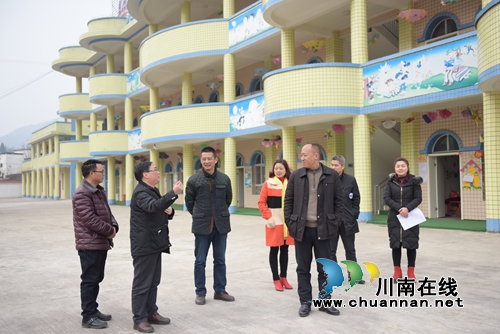 泸州市教育局机关党委书记谢铭检查叙永开学工作(图2) 泸州市教育局机关党委书记谢铭检查叙永开学工作(图2)