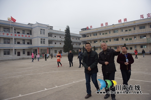 泸州市教育局机关党委书记谢铭检查叙永开学工作(图5) 泸州市教育局机关党委书记谢铭检查叙永开学工作(图5)