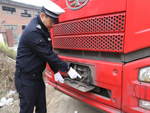 自贡:货车安装“翻牌器” 见到交警就“变脸”(图1) 自贡:货车安装“翻牌器” 见到交警就“变脸”(图1)