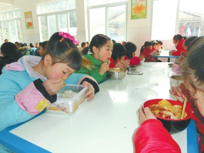宜宾屏山县民族校400余师生享免费营养午餐(图1)