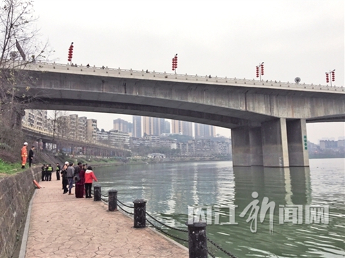 内江:女子跳桥轻生 警方全力打捞尚未找到(图1) 内江:女子跳桥轻生 警方全力打捞尚未找到(图1)