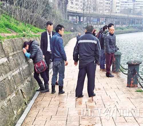 内江:女子跳桥轻生 警方全力打捞尚未找到(图3) 内江:女子跳桥轻生 警方全力打捞尚未找到(图3)