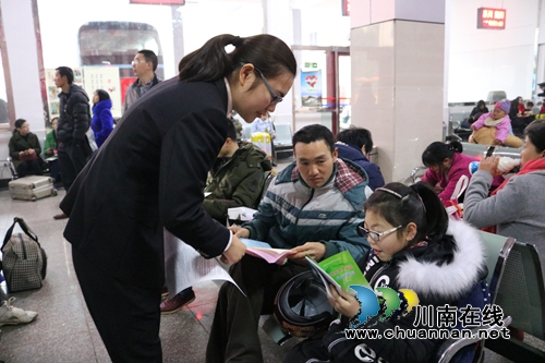 合江法官车站普法&nbsp;务工者带上“法礼”出发(图4)