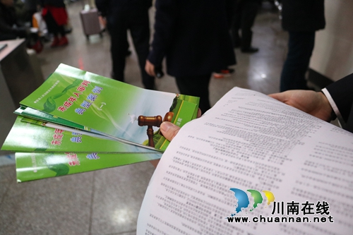 合江法官车站普法&nbsp;务工者带上“法礼”出发(图5)