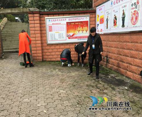 红星街道龙桥子社区开展春节后环境卫生大整治(图1)