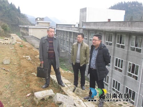 叙永县副县长谢华到分水镇作开学安全检查(图2)