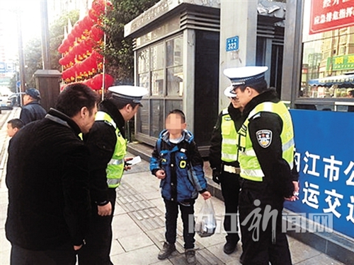11岁男孩独自赶长途 内江民警"半路"拦他回家(图1) 11岁男孩独自赶长途 内江民警"半路"拦他回家(图1)