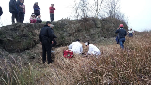 自贡老人跌下山坡受伤 民警堆茅草为其挡寒风(图1) 自贡老人跌下山坡受伤 民警堆茅草为其挡寒风(图1)