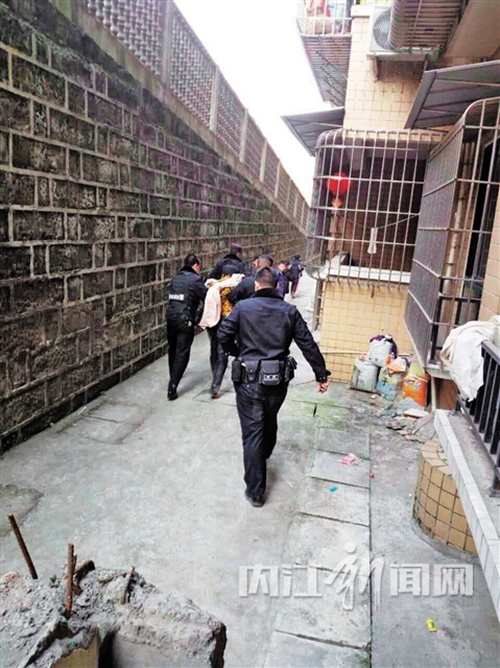 内江:“武疯子”扬言砸车 民警“绳”之以法(图1) 内江:“武疯子”扬言砸车 民警“绳”之以法(图1)