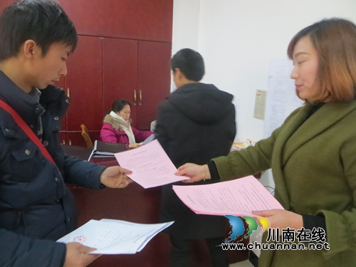 合江县档案局:法治知识武装返乡民工(图1)