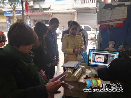 合江县食药监检查组深入自怀镇督查食品安全(图1) 合江县食药监检查组深入自怀镇督查食品安全(图1)