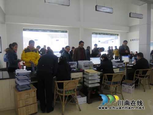 宜宾县交管大队“三举措”应对节后车管高峰(图1)