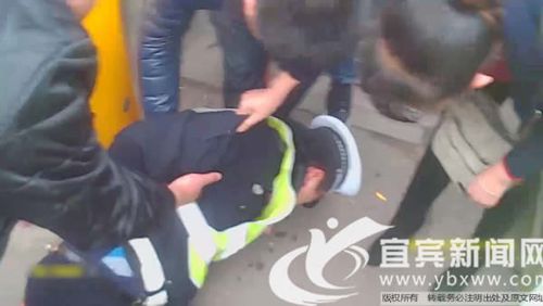 宜宾电三轮司机违规揽客逃逸 还拖行交警30米!(图1) 宜宾电三轮司机违规揽客逃逸 还拖行交警30米!(图1)