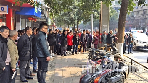内江小车司机刹车踩成油门惹祸 连撞三人!(图3) 内江小车司机刹车踩成油门惹祸 连撞三人!(图3)