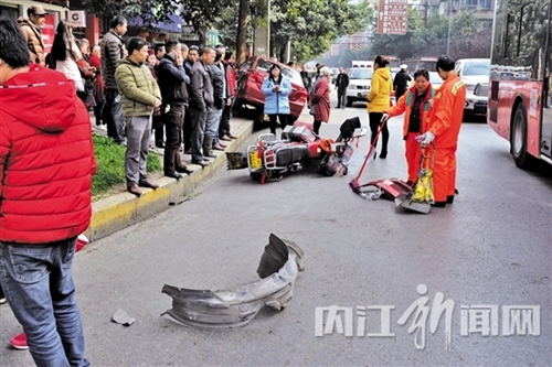 内江小车司机刹车踩成油门惹祸 连撞三人!(图4) 内江小车司机刹车踩成油门惹祸 连撞三人!(图4)