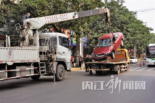内江小车司机刹车踩成油门惹祸 连撞三人!(图5) 内江小车司机刹车踩成油门惹祸 连撞三人!(图5)