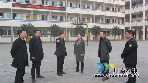 叙永县副县长谢华检查调研叙永学校工作(图1) 叙永县副县长谢华检查调研叙永学校工作(图1)