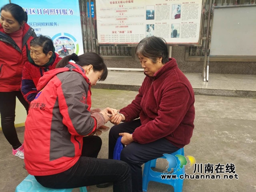 红星街道玉带桥社区开展关爱老年人志愿活动(图2)