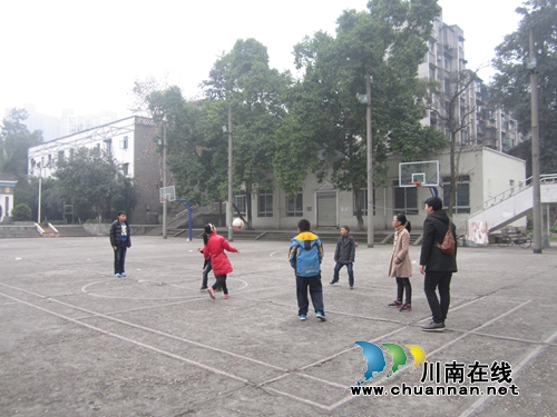 红星街道玉带桥社区开展青少年篮球健身活动(图1)