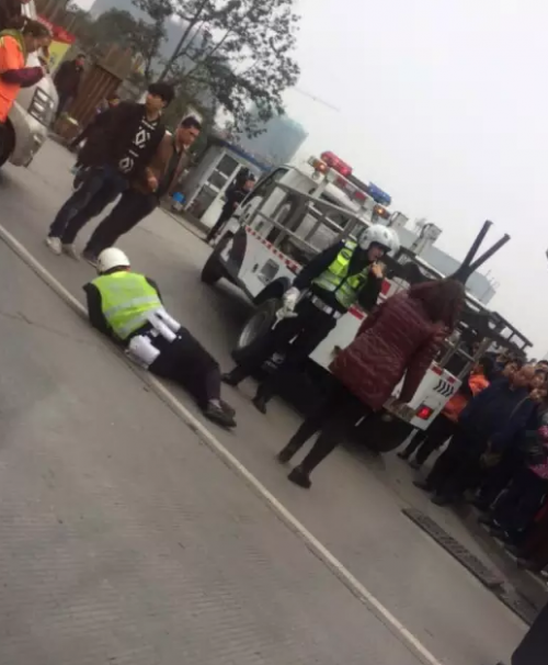 泸州:女司机违章停车撕罚单 还将交警推倒(图1) 泸州:女司机违章停车撕罚单 还将交警推倒(图1)