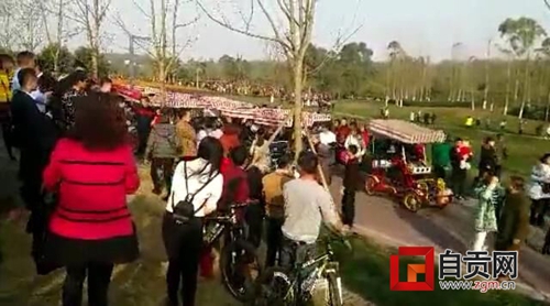 自贡:花海骑行小碰撞引发冲突 游客大打出手(图1) 自贡:花海骑行小碰撞引发冲突 游客大打出手(图1)