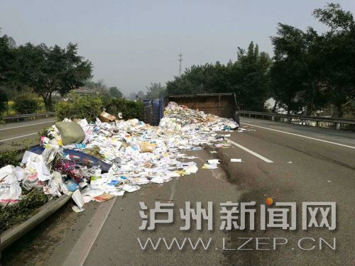 泸州货车高速路上爆胎侧翻&nbsp;废纸撒一地堵了路(图1)