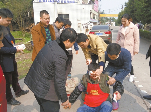 宜宾乡村卫生所前突发车祸&nbsp;三医生接力救人(图1)