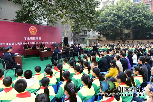 泸州中学生“披袍断案” 模拟法庭掀校园学法热(图2) 泸州中学生“披袍断案” 模拟法庭掀校园学法热(图2)