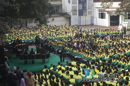 泸州中学生“披袍断案” 模拟法庭掀校园学法热(图1) 泸州中学生“披袍断案” 模拟法庭掀校园学法热(图1)
