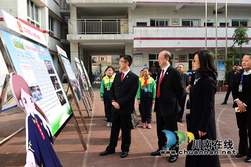 泸州中学生“披袍断案” 模拟法庭掀校园学法热(图7) 泸州中学生“披袍断案” 模拟法庭掀校园学法热(图7)