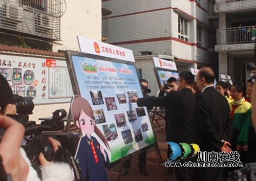 泸州中学生“披袍断案” 模拟法庭掀校园学法热(图8) 泸州中学生“披袍断案” 模拟法庭掀校园学法热(图8)