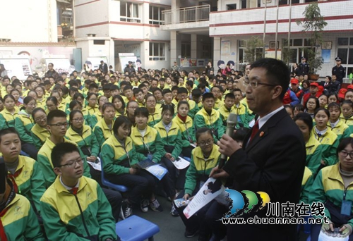 泸州中学生“披袍断案” 模拟法庭掀校园学法热(图6) 泸州中学生“披袍断案” 模拟法庭掀校园学法热(图6)