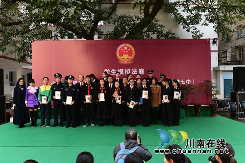 泸州中学生“披袍断案” 模拟法庭掀校园学法热(图11) 泸州中学生“披袍断案” 模拟法庭掀校园学法热(图11)