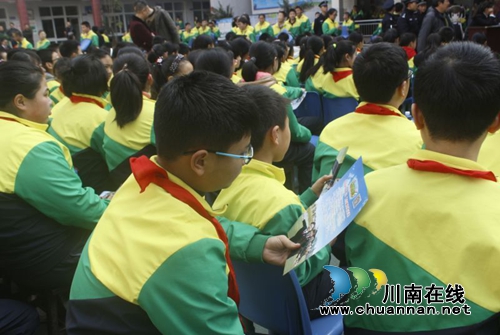 泸州中学生“披袍断案” 模拟法庭掀校园学法热(图13) 泸州中学生“披袍断案” 模拟法庭掀校园学法热(图13)